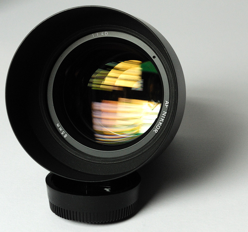 Frontlinse_und_Streulichtblende_einskommavier_AF_85mm_D